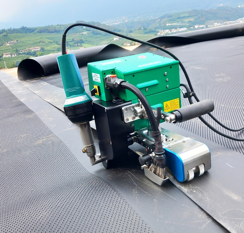 瑞士BAK熱楔式土工膜焊接機ComOn3進行現(xiàn)場施工