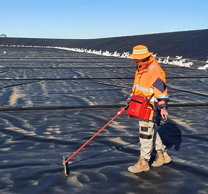 英國(guó)BUCKLEYS百佳利高壓測(cè)漏儀進(jìn)行土工膜滲漏檢測(cè)施工
