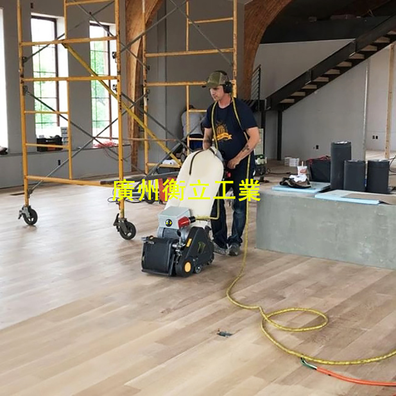 使用Frank Cobra重型木地板履帶砂光打磨機(jī)進(jìn)行翻新施工