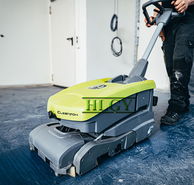 使用德國(guó)WOLFF鋰電清潔機(jī)CleanFox進(jìn)行地板清潔工作